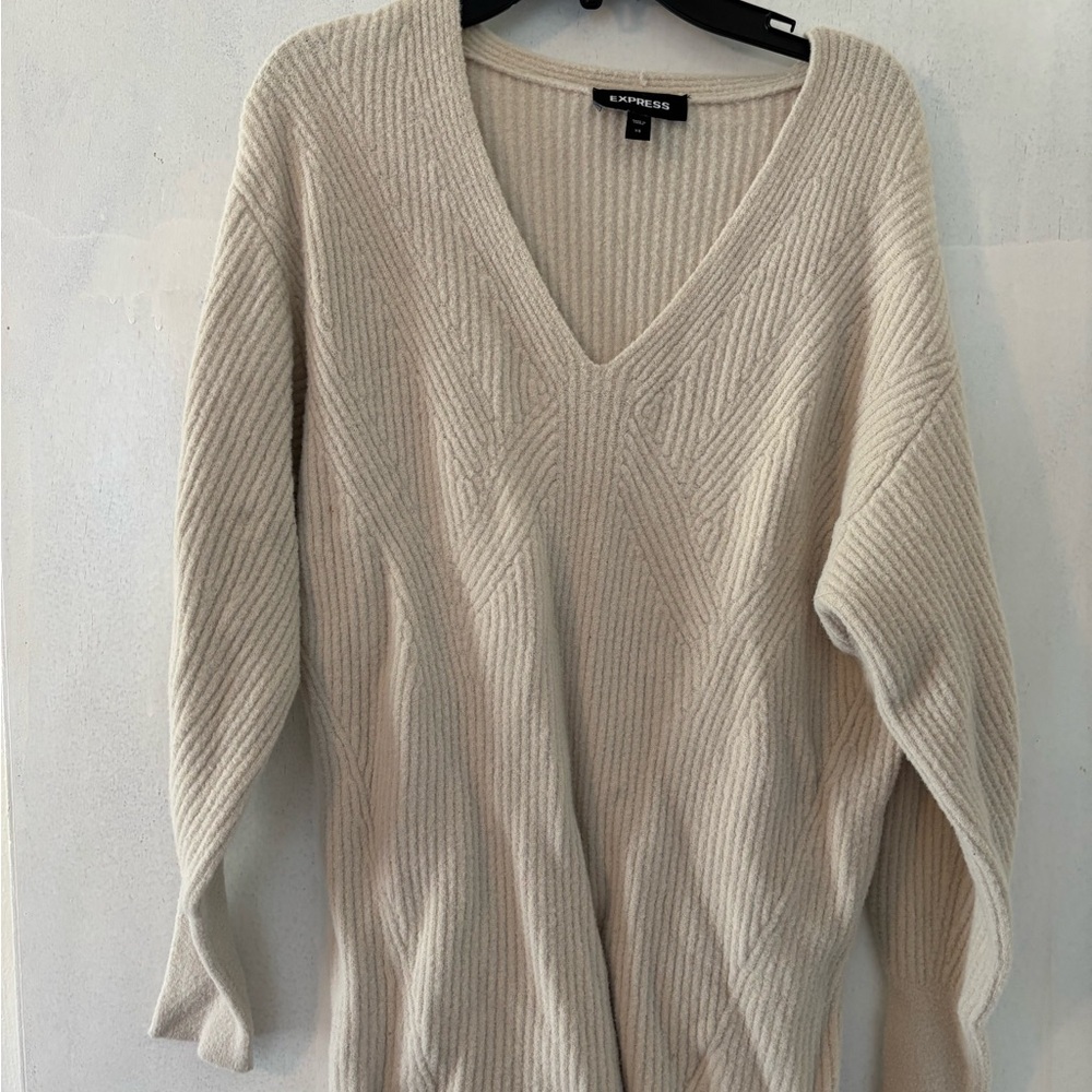 Express Cream V-Neck Ribbed Knit Sweater
